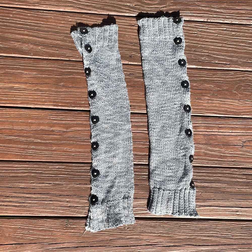 Gray knit Betsy Johnson leg warmers
